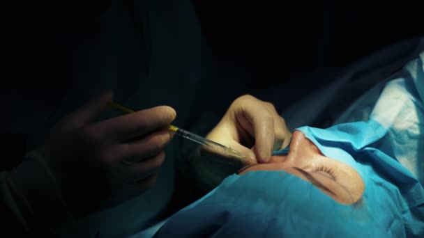 Zabieg Kosmetyczny Lekarz Robi Zastrzyk Kobiecej Twarzy Blepharoplastyka Odmładzanie Skóry — Wideo stockowe