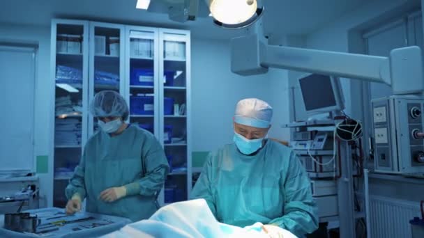一组医生在做眼睑整形手术 护士为手术准备医疗工具 门诊病人面部整形手术 — 图库视频影像