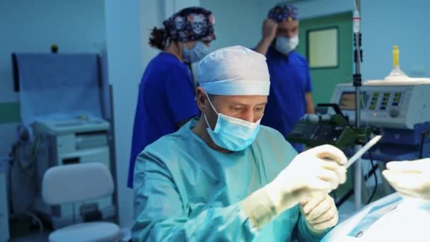 做整形手术的男性专家 外科医生在现代医疗设备的背景下进行眼睑整形手术 医生在手术室做手术 — 图库视频影像