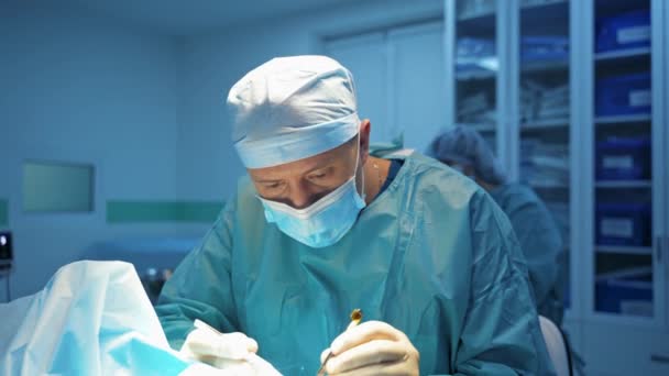 Médico Varón Haciendo Cirugía Plástica Cirujano Uniforme Médico Azul Máscara — Vídeo de stock
