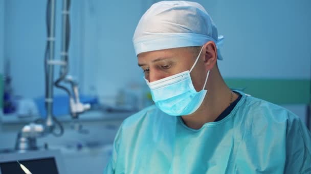 Doktor Masce Provádí Kosmetický Zákrok Profesionální Chirurg Provádějící Blefaroplastiku Mluvení — Stock video