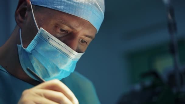 Potret Wajah Seorang Dokter Ahli Bedah Pria Bertopeng Dan Topi — Stok Video