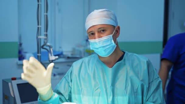 Cirurgião Plástico Falar Câmara Médico Profissional Uniforme Médico Máscara Fazendo — Vídeo de Stock