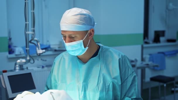 Chirurg Onderzoekt Het Gezicht Van Patiënt Dokter Doet Plastische Cosmetische — Stockvideo