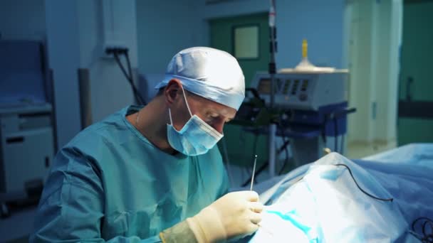 在诊所做眼睑整形手术的专业医生 面部整形手术在医院进行女性面部整容的男外科医生 — 图库视频影像