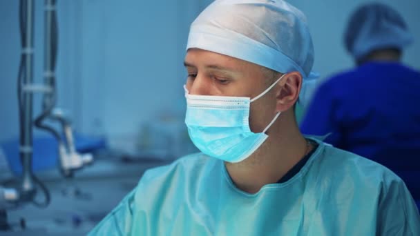 戴口罩的整形外科医生在诊所做整容的专业医生 膀胱造影术期间进行注射的外科医生 修复面部皮肤 — 图库视频影像