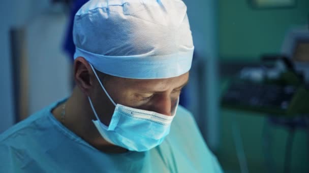 Portret Lekarza Twarzy Profesjonalny Chirurg Czapce Masce Wykonujący Operację Plastyczną — Wideo stockowe