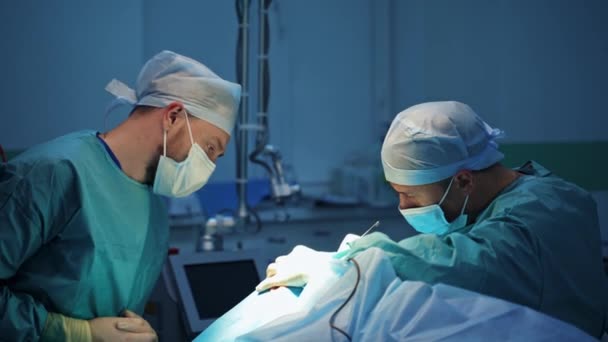 Mannelijke Chirurgen Tijdens Operatie Artsen Medisch Uniform Masker Doen Een — Stockvideo