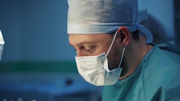 Janela Sala Cirurgia Refletindo Cirurgiões Que Realizam Operação Médicos Ocupados — Vídeo de Stock
