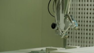 Atölyedeki endüstriyel püskürtücü. Otomatik makine aleti, kapı imalatının içinde. Yakın plan..