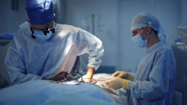 Beyin cerrahı ve asistanı ameliyathanede. Tıbbi üniformalı profesyonel doktorlar hastalarına ameliyat yapıyorlar. Nöroşirürji konsepti.