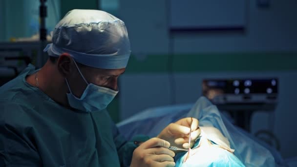 Доктор Делает Блефаропластику Лица Профиль Хирурга Синей Маске Выполняет Косметическую — стоковое видео