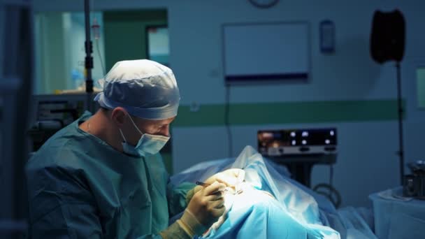 Operasi Plastik Klinik Dokter Profesional Melakukan Blepharoplasty Wajah Pasien Dengan — Stok Video
