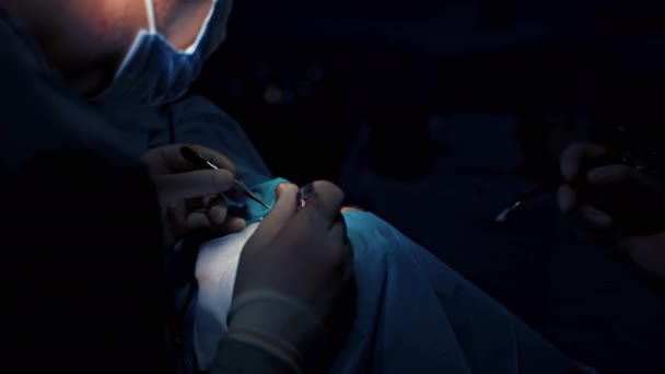 Lekarz Robi Blepharoplastykę Chirurg Przeprowadza Operację Oczu Korekta Twarzy Powiekach — Wideo stockowe