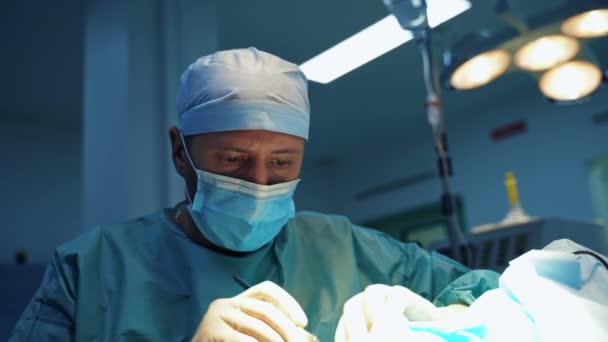 Mužský Chirurg Obsluhuje Pacienta Operačním Sále Blefroplastika Plastická Chirurgie Operace — Stock video