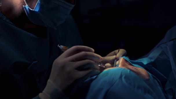 Médico Corrigir Face Uma Mulher Bisturi Médico Mãos Cirurgiões Durante — Vídeo de Stock