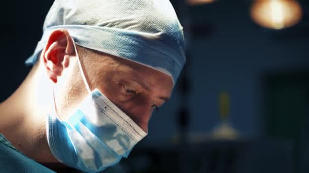 Lekarz Medycznej Czapce Masce Portret Profesjonalnego Chirurga Męskiego Podczas Operacji — Wideo stockowe