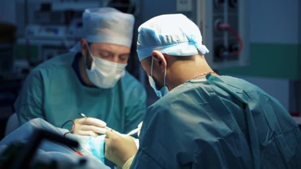 Chirurdzy Męscy Pracują Sali Operacyjnej Praca Zespołowa Lekarzy Mundurach Medycznych — Wideo stockowe