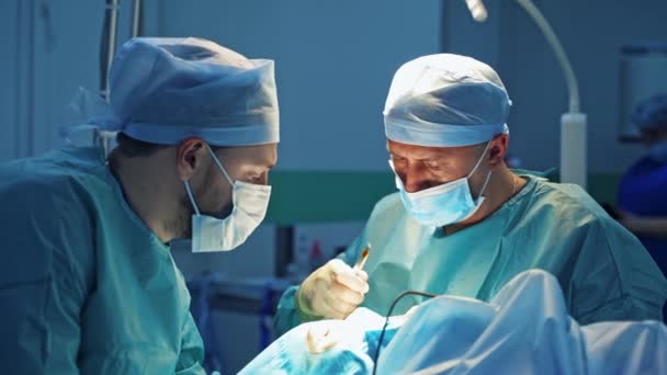 Los Médicos Hacen Operación Plástica Cosmética Blefaroplastia Cara Una Hembra — Vídeo de stock