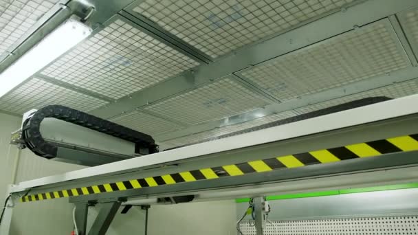 工場内を移動するロボットマシン 現代の研修会のドア生産のための自動化された装置 — ストック動画