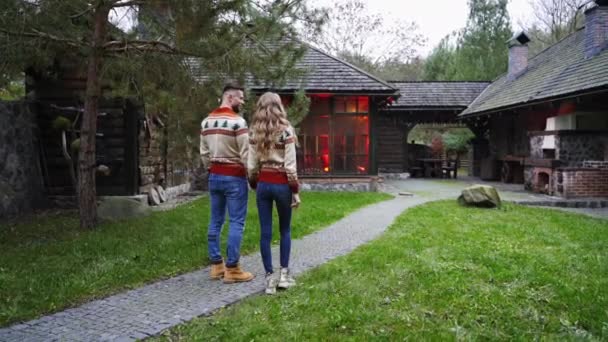 Junges Paar Dorf Schöner Mann Und Schönes Mädchen Weihnachtspullovern Laufen — Stockvideo
