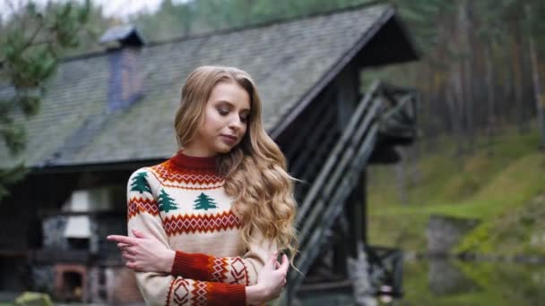 Açık Havada Çekici Bir Kız Soğuk Sonbahar Mevsiminde Köyde Tek — Stok video