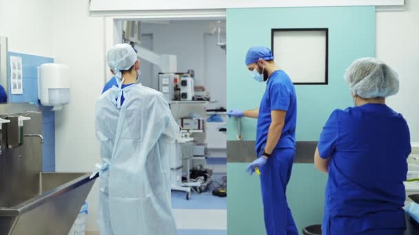 Ett Team Kirurger Före Operationen Läkare Väntar Nära Operationssalen Läkare — Stockvideo