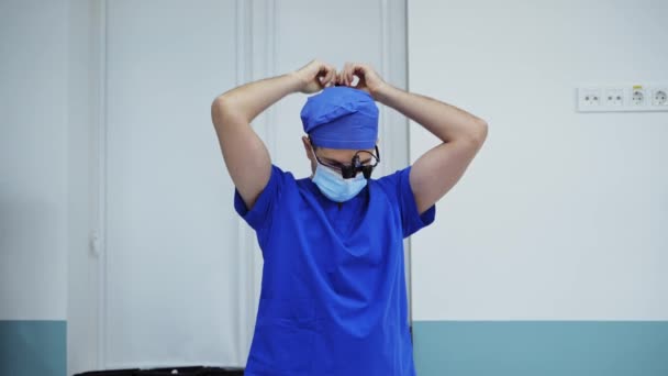 Γιατρός Πριν Την Εγχείρηση Άντρας Χειρουργός Βάζει Πυρσό Στο Χειρουργείο — Αρχείο Βίντεο