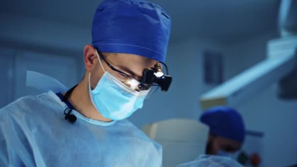 Trabajo Equipo Médicos Cirujano Con Dispositivo Médico Especial Cabeza Realizando — Vídeo de stock