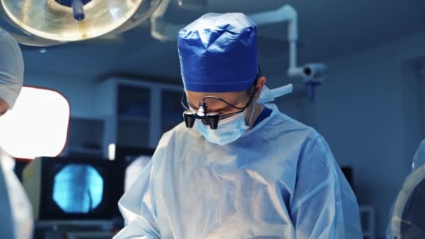 Kafasında Cerrahi Feneri Olan Bir Doktor Tıbbi Şapkalı Üniformalı Profesyonel — Stok video