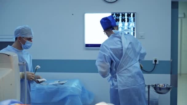 Klinikte Beyin Cerrahisi Mavi Üniformalı Profesyonel Doktor Asistan Ameliyathanede Bir — Stok video