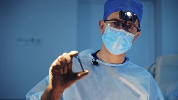 Beyin Cerrahı Klinikte Kamerada Konuşuyor Maskede Tıbbi Uzman Ameliyathanede Tıbbi — Stok video