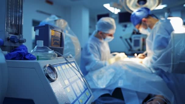 Sprzęt Medyczny Tle Operacji Neurochirurdzy Wykonujący Operacje Nowoczesnej Sali Operacyjnej — Wideo stockowe