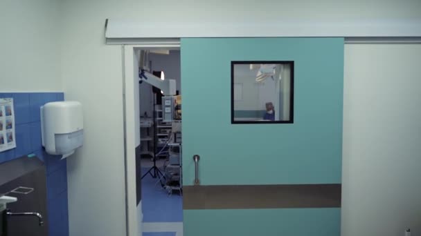 Modernt Operationssal Sjukhuset Utsikt Genom Fönstret Det Kirurgiska Rummet Med — Stockvideo
