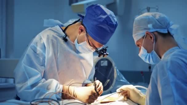 Нейрохирургическое Оборудование Операционной Профессиональные Врачи Проводят Операцию Медицинскими Инструментами Больнице — стоковое видео