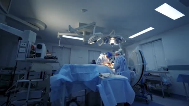 Sala Cirúrgica Moderna Hospital Médicos Realizam Neurocirurgia Paciente Sob Lâmpada — Vídeo de Stock