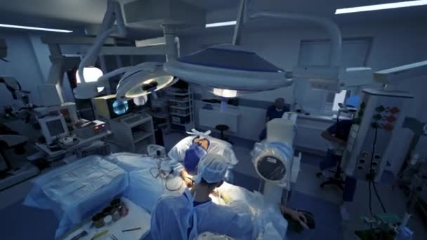 Procedimento Cirúrgico Hospital Cirurgião Assistente Masculino Realizam Uma Operação Moderna — Vídeo de Stock