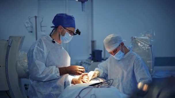 Procedimiento Quirúrgico Clínica Joven Trabajador Médico Asiste Cirujano Durante Operación — Vídeo de stock