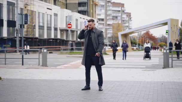 Homme Affaires Nerveux Parlant Téléphone Dans Ville Homme Agacé Utilisant — Video