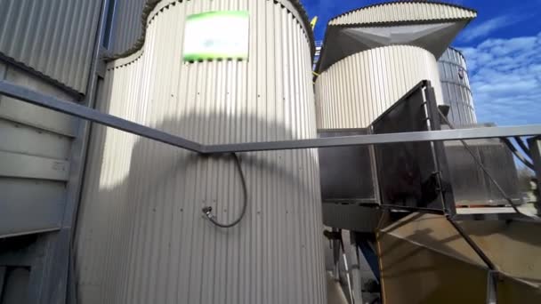 産業領域について 農業用グラナリーの外観 屋外のグレーンエレベーター シリアルを処理および貯蔵するための現代装置 — ストック動画