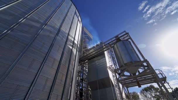 室外大型粮仓 现代工业与铝谷物电梯在一个明亮的夏日 银色的筒仓在阳光下闪闪发光 后续行动 — 图库视频影像