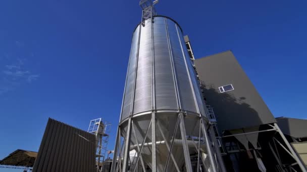 蓝天背景上的现代窗台 室外大型银质电梯 仓库的工业区 农业储存和加工厂 — 图库视频影像