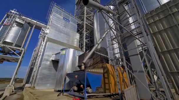 工业厂房外 室外谷物电梯的现代建造 储存农作物的金属粮仓 室外工业设备 — 图库视频影像