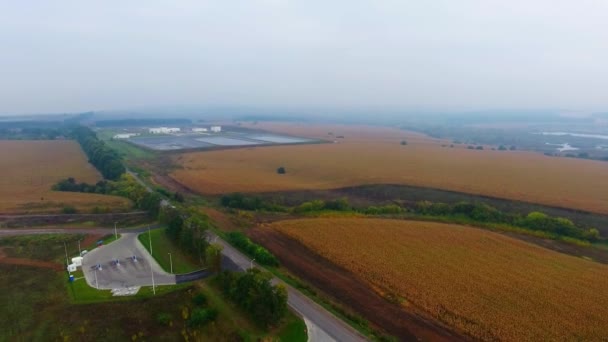 秋のフィールド フィールド上の駐車場 自然の中の産業地帯 環境汚染 農業の風景 エアリアルビュー — ストック動画