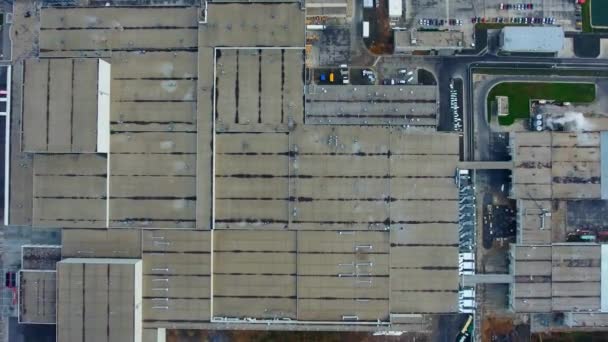 공장의 거대한 산업용 건물의 주차장 카메라 — 비디오