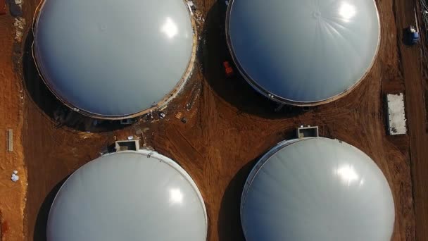 バイオガスプラントの大型貯蔵タンク 現場でのバイオガス生産のための近代的な機器 再生可能エネルギーのための革新的な貯水池 トップビュー カメラ — ストック動画