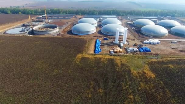 在现场建造沼气厂 环境中生产沼气的大型储气罐 大自然中的工业基础设施 空中景观 — 图库视频影像