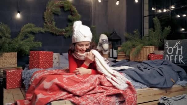 Menina Emocional Natal Mulher Bonita Boné Malha Cachecol Deitado Cama — Vídeo de Stock