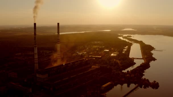 Промышленная Зона Природе Пагубный Дым Промышленных Установок Загрязняющих Воздух Закате — стоковое видео