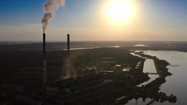 Темный Силуэт Фабрики Закате Производство Выпускает Вредный Дым Воздух Природа — стоковое видео